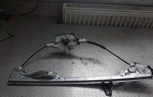 Rear door manual window regulator