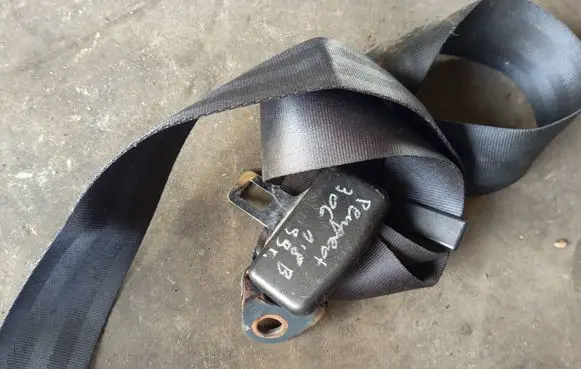 Peugeot 306 Middle seatbelt (rear) 00052312