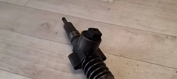 Volkswagen Golf V Fuel injector 03G130073B