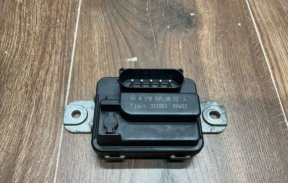 Mercedes-Benz SL R129 Coolant fan relay A0165459632