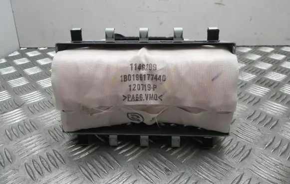 Subaru Outback (BS) Passenger airbag 1034707 M4765