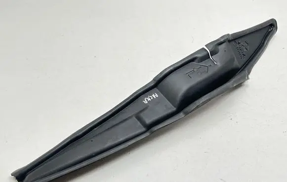 Chrysler Pacifica Fender foam support/seal 68225663A 1111392