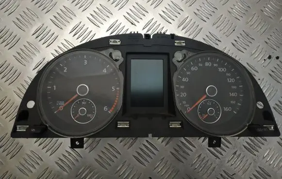 Volkswagen PASSAT B7 Speedometer (instrument cluster) 3C0920972J