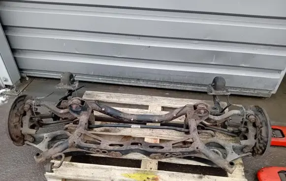 Volkswagen Golf V Rear axle beam 