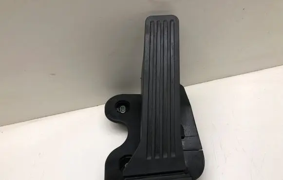 Mazda 3 III Accelerator throttle pedal GHP941600E 31204109