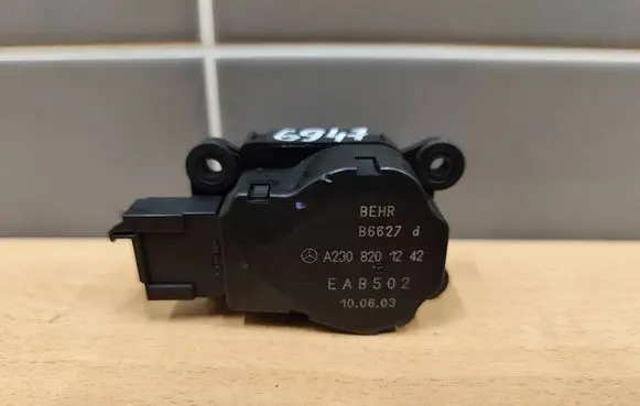 Mercedes-Benz C W203 Air flap motor/actuator A2308201242 B6627 EAB502