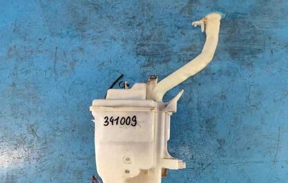 Suzuki Kizashi Windshield washer fluid reservoir/tank 3845057L10
