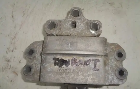 Volkswagen Touran I Engine mount bracket 1K0199555T