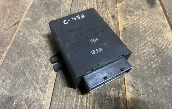 Mercedes-Benz E W211 Air suspension control unit module (rear) A2115450432 2115450432