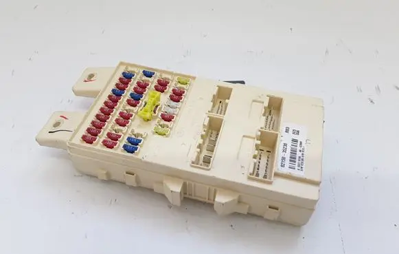 SsangYong Tivoli Fuse module 8215035230 A03270106