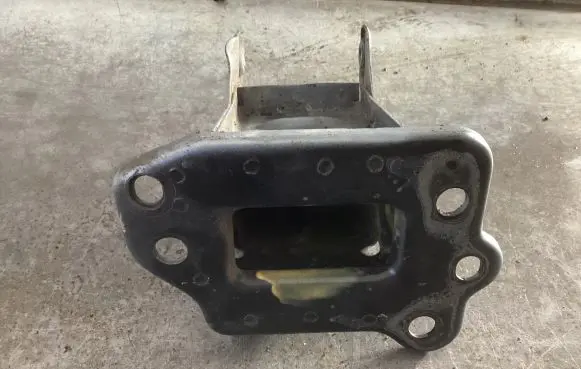 Front bumper mounting bracket