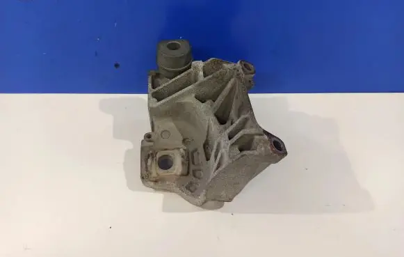 Volvo S80 Engine mounting bracket 30793225 6G926F030AB