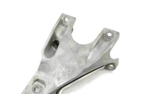 BMW 5 E60 E61 Engine mounting bracket 6770940