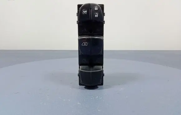 Nissan Qashqai Electric window control switch
