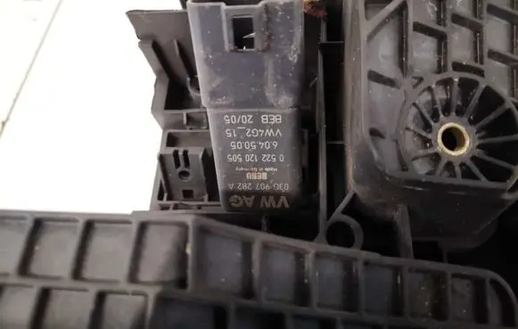Volkswagen Caddy Glow plug pre-heat relay 03g907282a 60045005