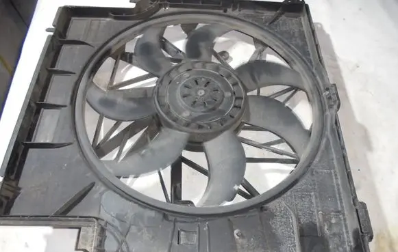 BMW X3 F25 Radiator cooling fan shroud 7601176