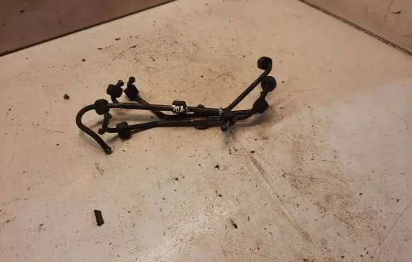 Fuel injector supply line/pipe