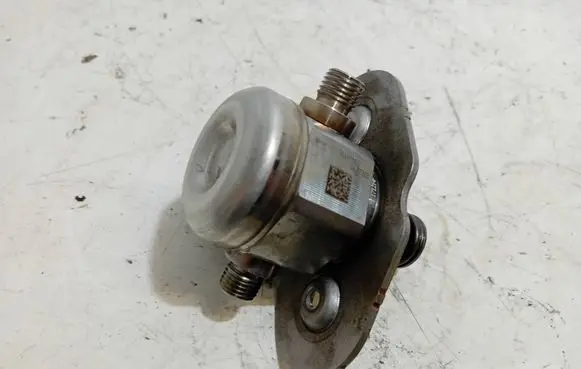 BMW 5 G30 G31 G38 Fuel injection high pressure pump 7642466 0677323