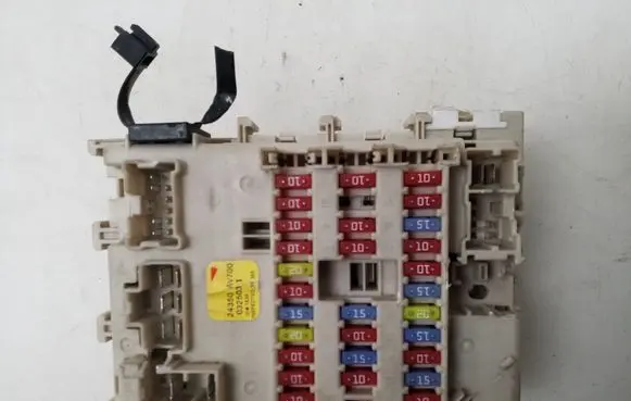 Nissan Primera Fuse module 24350AV700