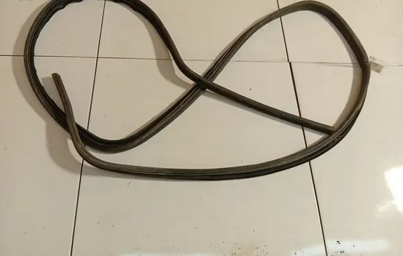 Chrysler Voyager Rubber seal front coupe door 