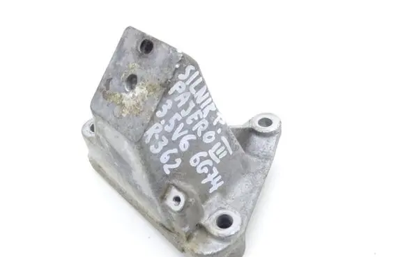 Mitsubishi Pajero Engine mounting bracket