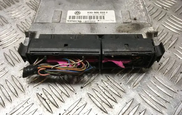 Volkswagen Polo Engine control unit/module 5WP4029802 03D906033F R31T2662