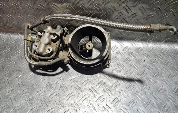 Volkswagen PASSAT B3 Fuel distributor 0438121076 051133353