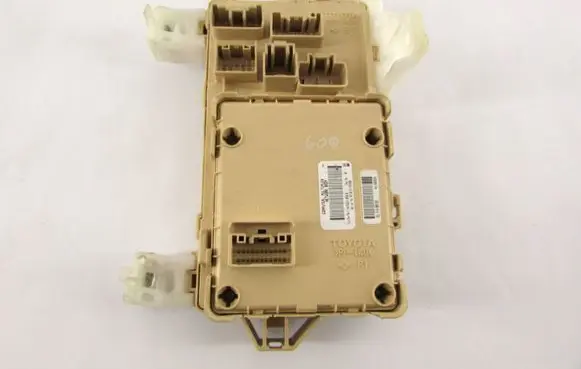 Toyota Corolla Verso E121 Fuse module 892210F010