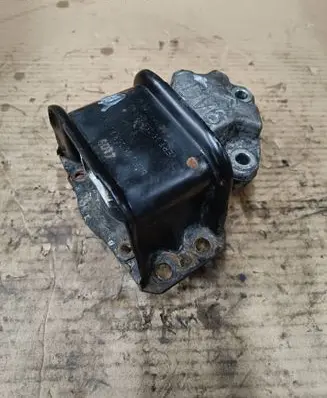 Engine mount bracket