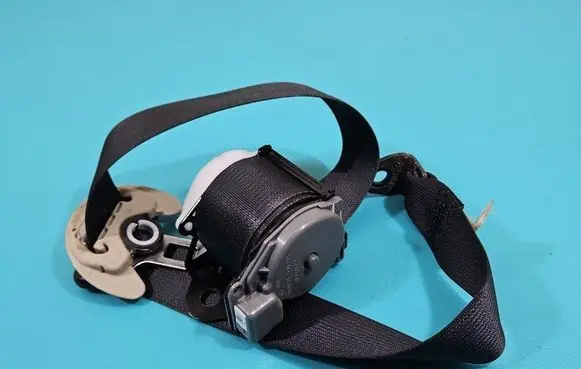 Rear seatbelt