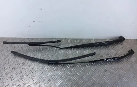 Hyundai i20 (BC3 BI3) Front wiper blade arm W179068 W179069