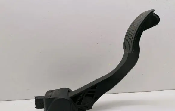 Accelerator throttle pedal