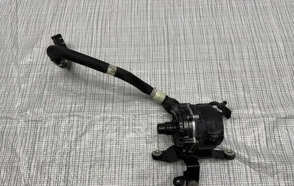 Maserati Grecale Water pump 670213736