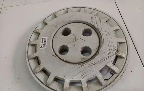 Mitsubishi Colt R14 wheel hub/cap/trim 