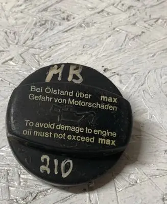 Mercedes-Benz E W210 Oil filler cap 1110180302