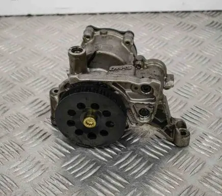 Volkswagen Golf VII Oil pump 