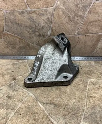 BMW 5 GT F07 Engine mounting bracket 6775904