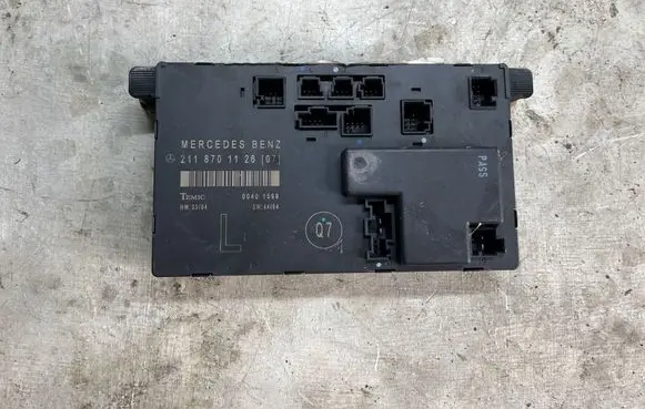 Mercedes-Benz E W211 Door control unit/module 2118701126 00401599