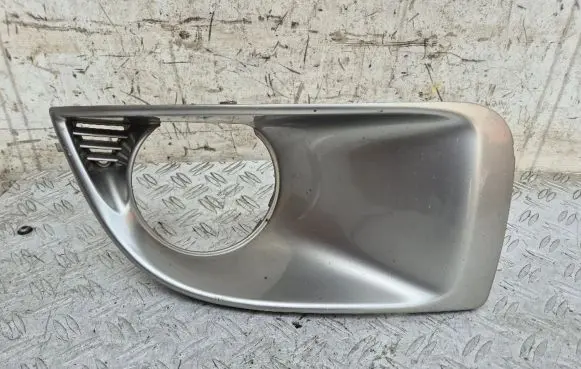 Subaru Impreza II Front fog light trim/grill