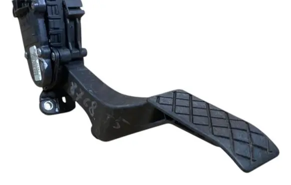 Accelerator throttle pedal