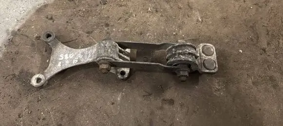 Volvo S80 Engine mount bracket 30680749