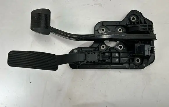 Chrysler Pacifica Pedal assembly P04581676AB 04581677AB 04581676AB