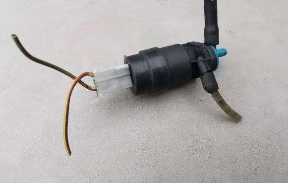 Volkswagen PASSAT B3 Windscreen/windshield washer pump