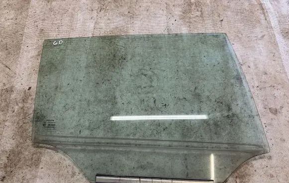 Toyota Avensis T270 Rear door window glass