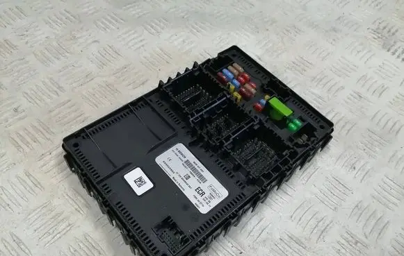Ford Fiesta Fuse module HU5T15604ECR F005V02770