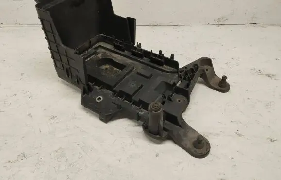 Volkswagen PASSAT B6 Battery box tray 1K0915333C