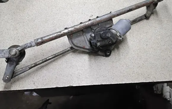 Chevrolet Camaro Front wiper linkage and motor 20955389