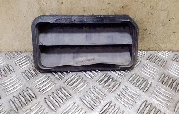 Quarter panel pressure vent