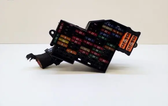 Volkswagen Touareg I Fuse module 7L0941828A 7L0941824A