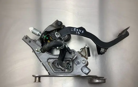 Lexus IS 220D-250-350 Clutch pedal 